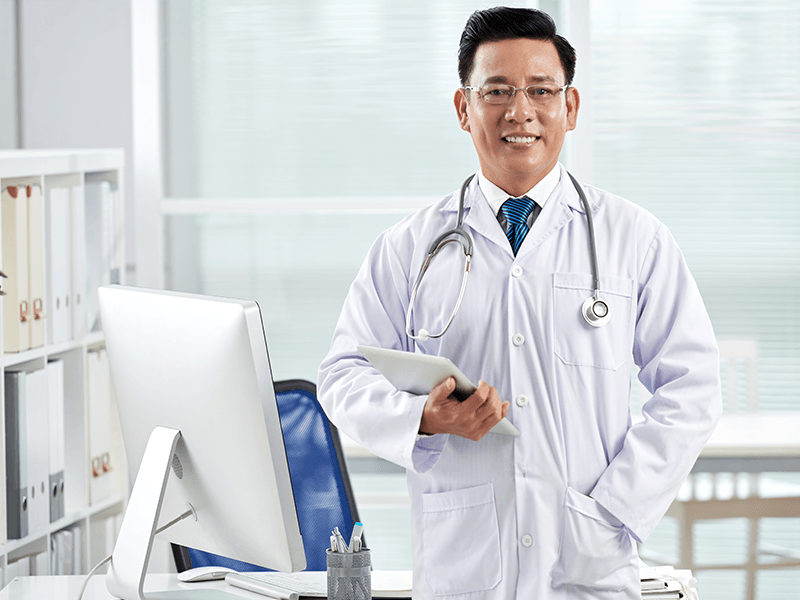 Doctor-with-Devices