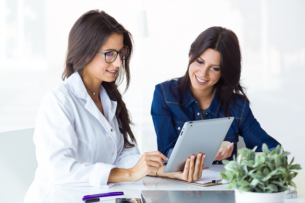 Female-Doctor-with-a-Client