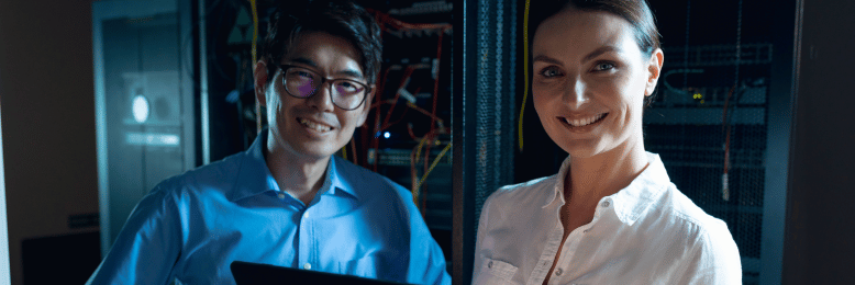 IT engineers collaborating on co-managed IT solutions in a server room