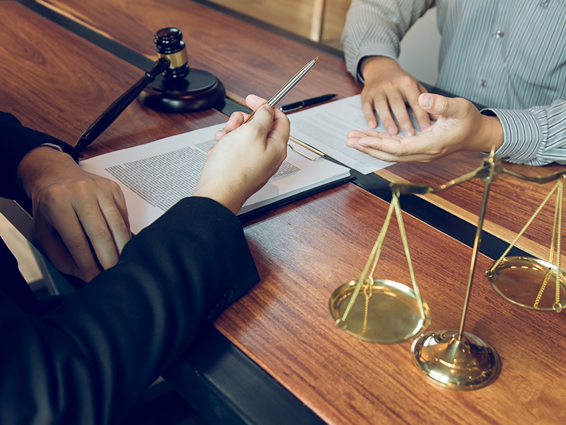 Lawyer-with-a-client