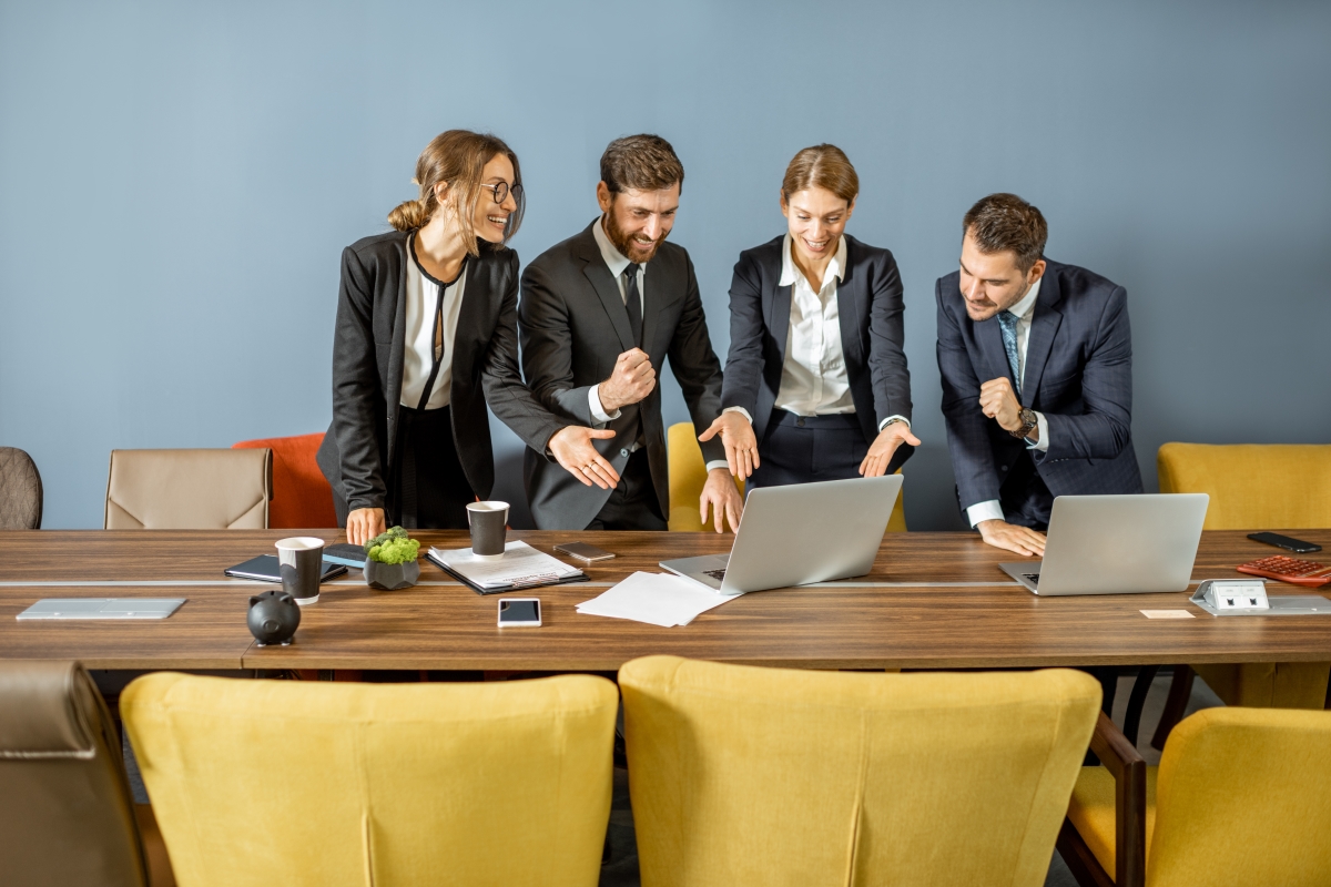 business-people-having-deal-at-the-meeting-room-9XYP5A4
