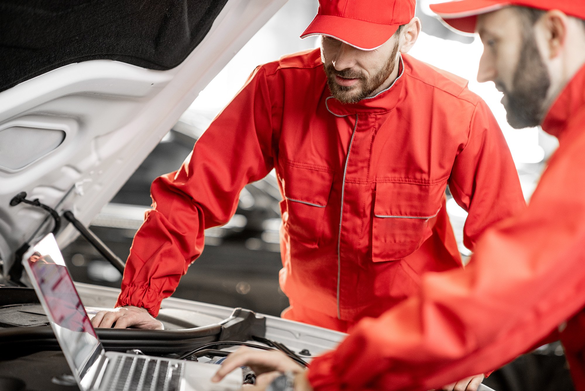 auto_how_step1 (Auto mechanics doing diagnostics with laptop)