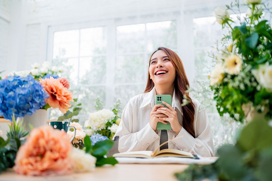 retail_how_step3-(florist-making-list-from-client-order-to-arrange-flower-bouqet-vase)