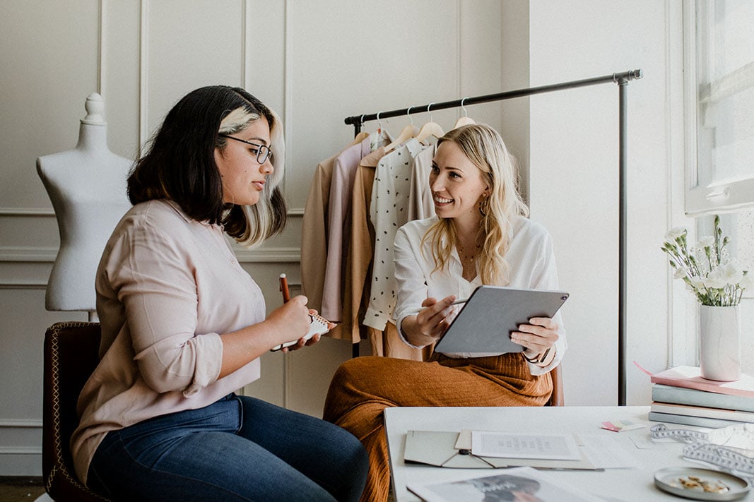 retail_how_step4-(Fashion-designer-in-a-meeting)