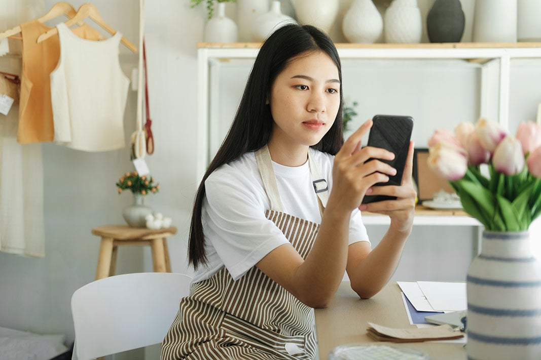 retail_when_no-(Young-business-owner-holding-phone-and-retail-package-parcel)