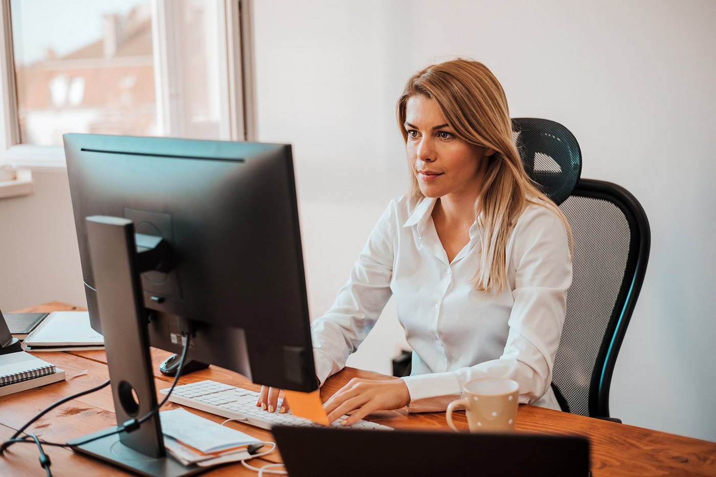 businesswoman-working-at-computer