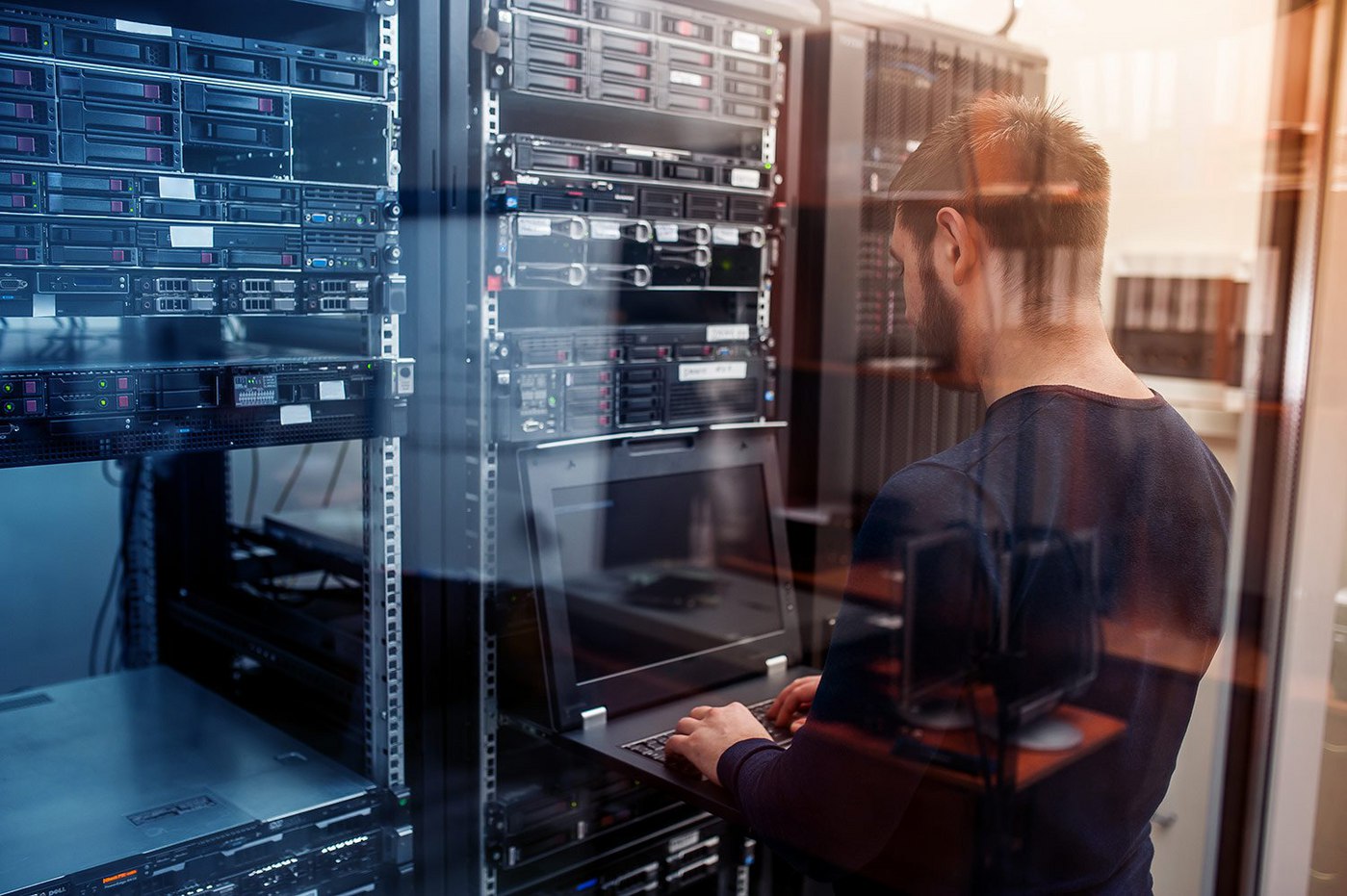 it-enginner-in-server-room