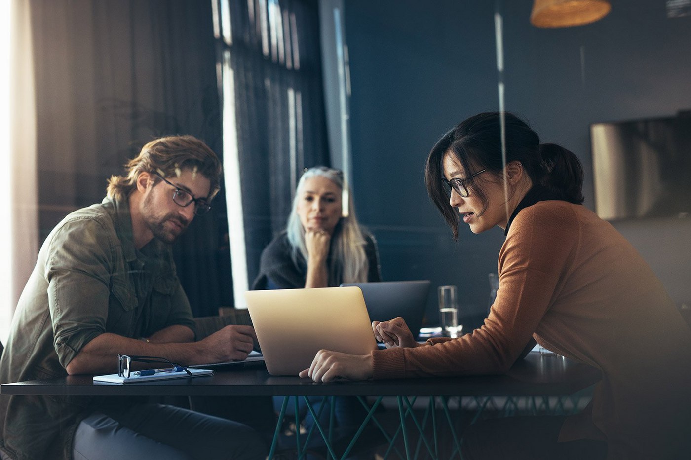 people-meeting-in-office