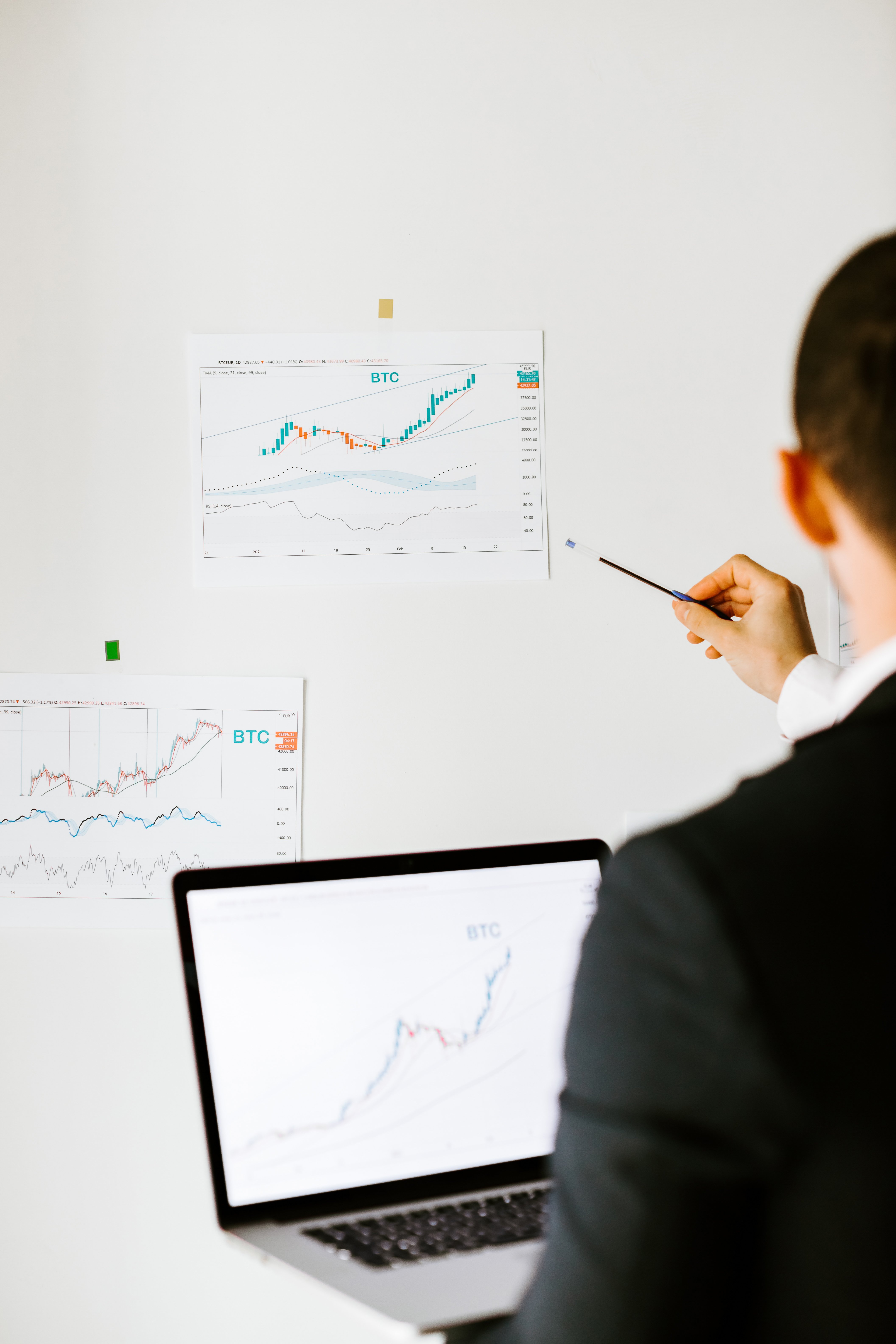 financial-investment-broker-workplace-2026-01-06-09-45-34-utc
