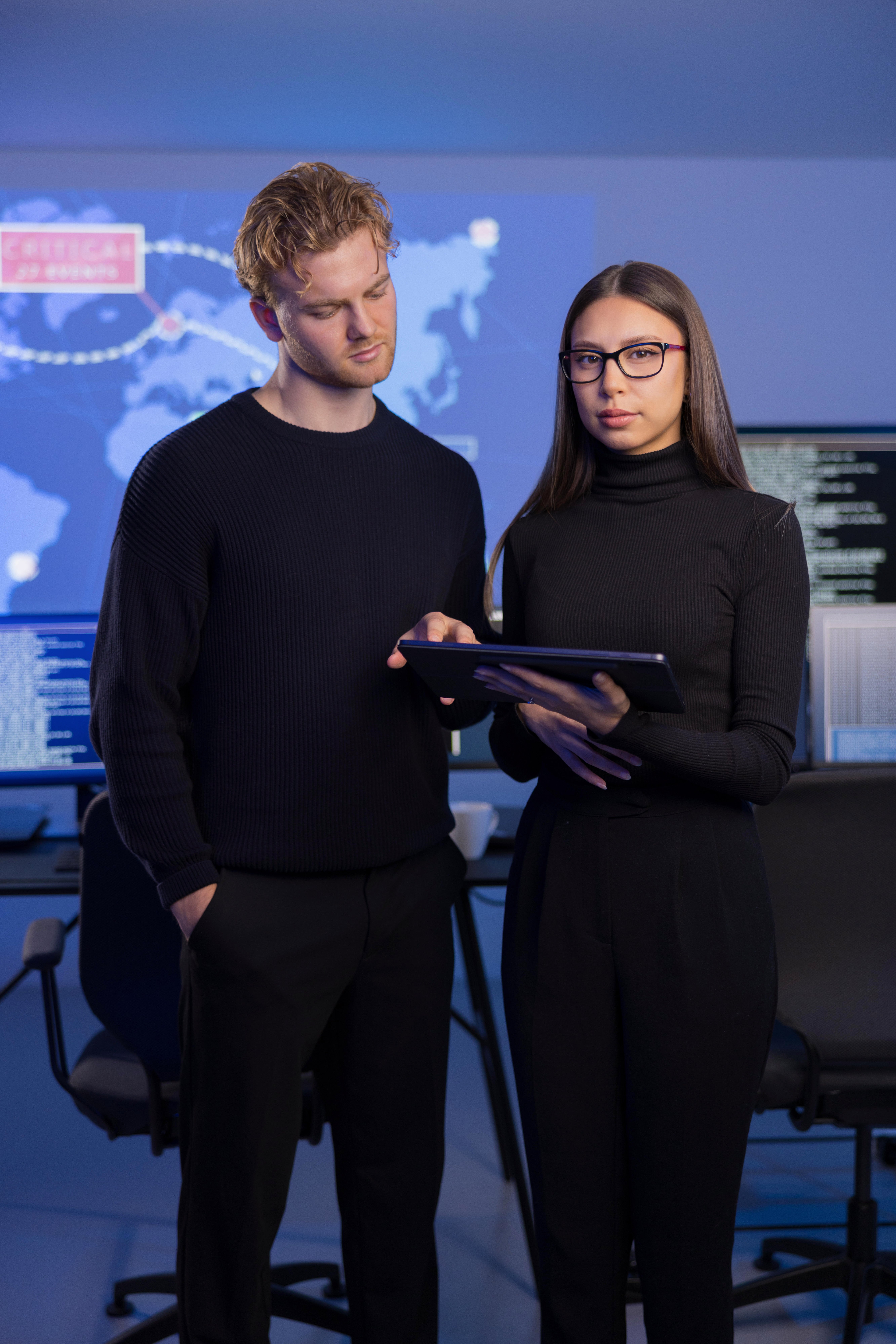 professional-analysts-investigate-cybersecurity-in-2025-09-22-23-42-05-utc