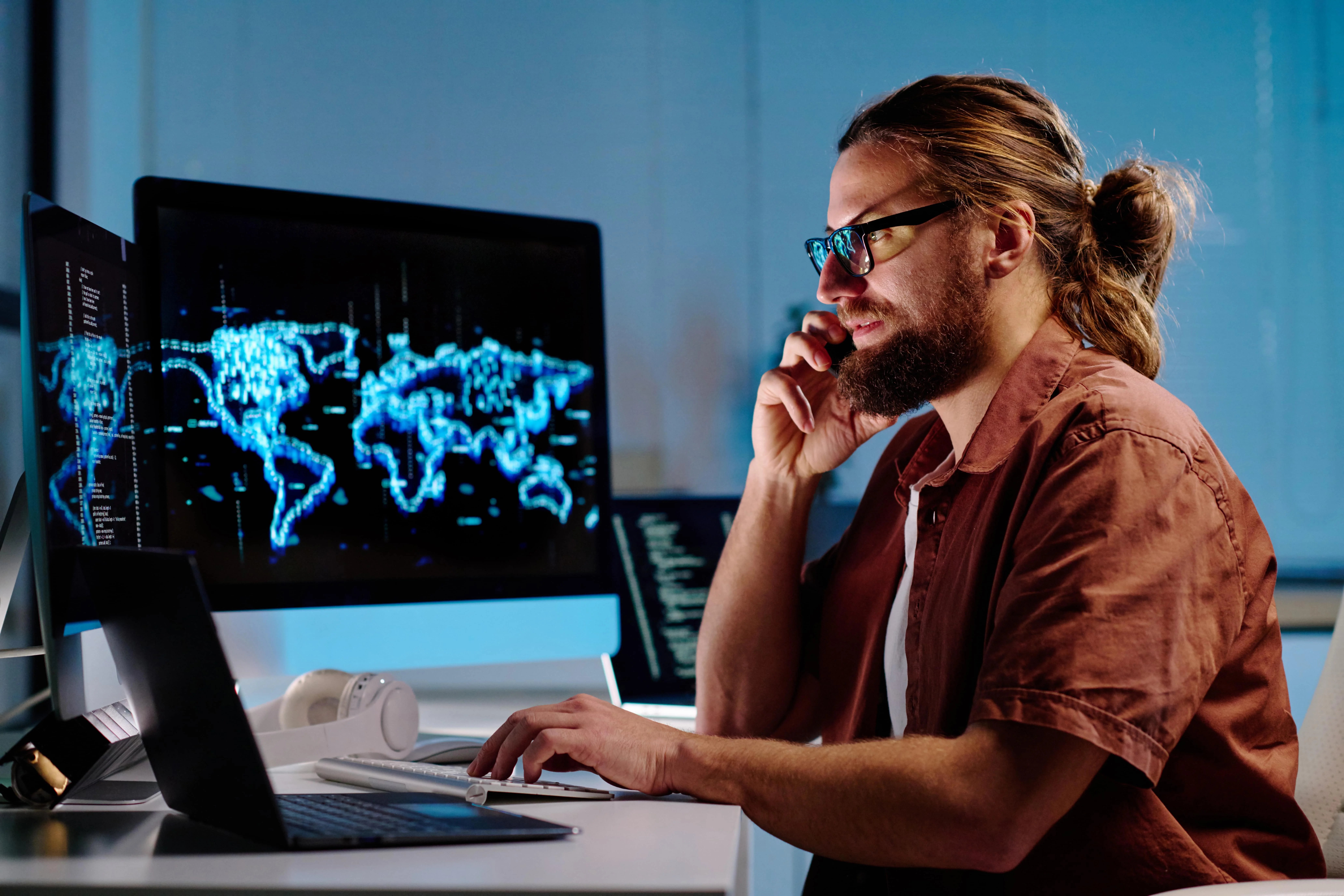 side-view-of-young-busy-male-it-engineer-giving-co-2025-03-13-19-23-56-utc-min