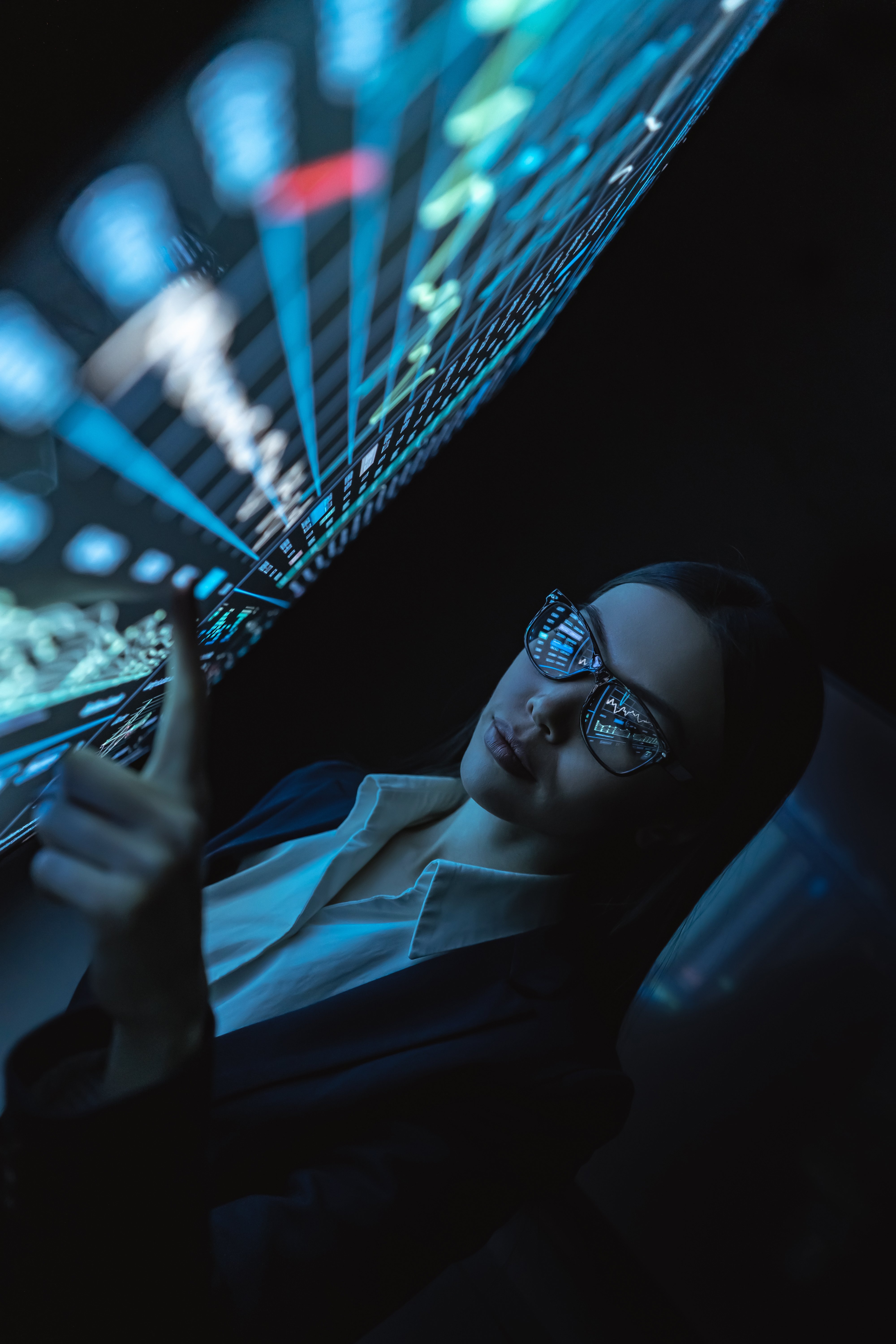 the-business-lady-works-with-sensor-monitor-in-the-2024-12-02-12-02-30-utc