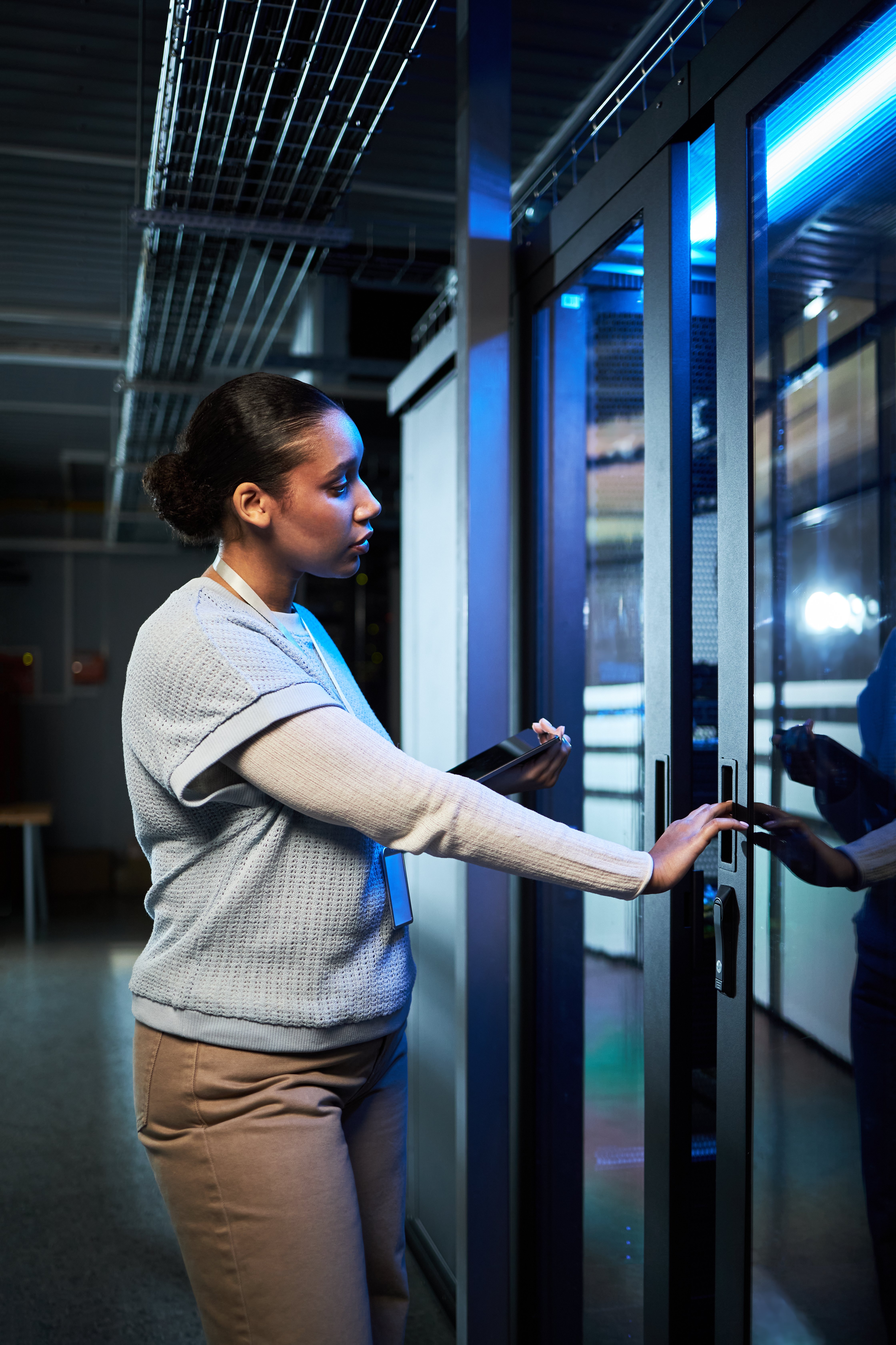 woman-accessing-a-secure-server-room-with-keycard-2025-05-19-04-19-52-utc