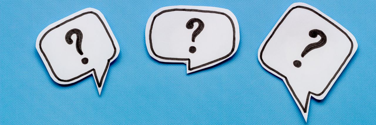 multiple question marks inside conversation bubbles
