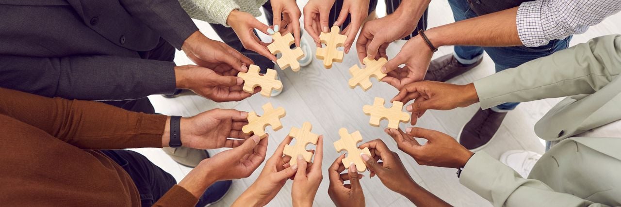 best co-managed IT service providers for US based SMBs represented by people holding puzzle pieces